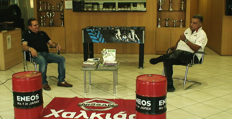 Ο Στράτος Φωτεινέλης φιλοξενεί τον Μανώλη Μακρινό (αριστερά)