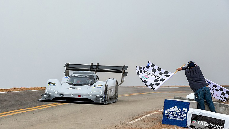 Η VW διέλυσε τα χρονόμετρα στη διασημότερη ανάβαση των ΗΠΑ Η VW διέλυσε τα χρονόμετρα στη διασημότερη ανάβαση των ΗΠΑ