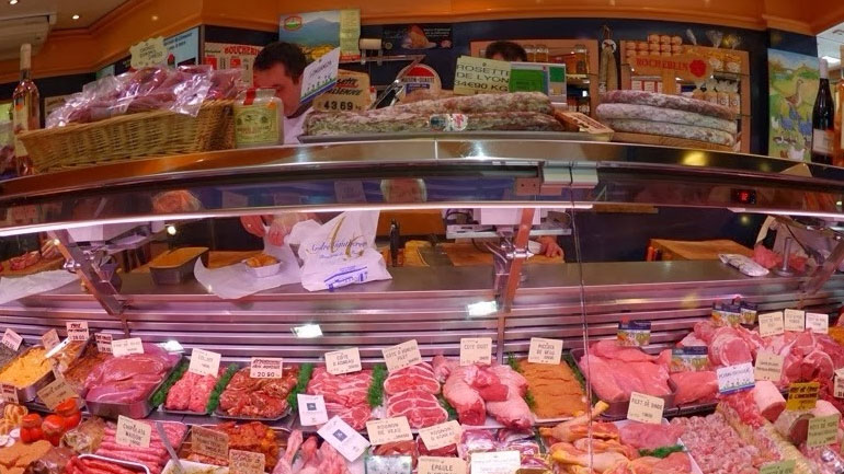 Γαλλία: Τη συνδρομή της αστυνομίας για να προστατευθούν από τις επιθέσεις των βίγκαν ζητούν οι κρεοπώλες