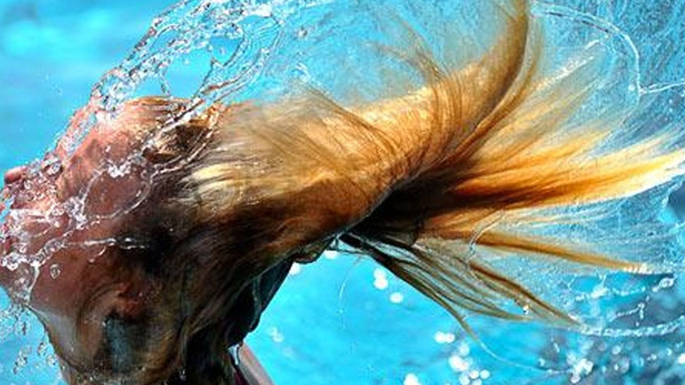 Η hairstylist των stars σου αποκαλύπτει πώς να προστατεύσεις τα μαλλιά σου από το χλώριο