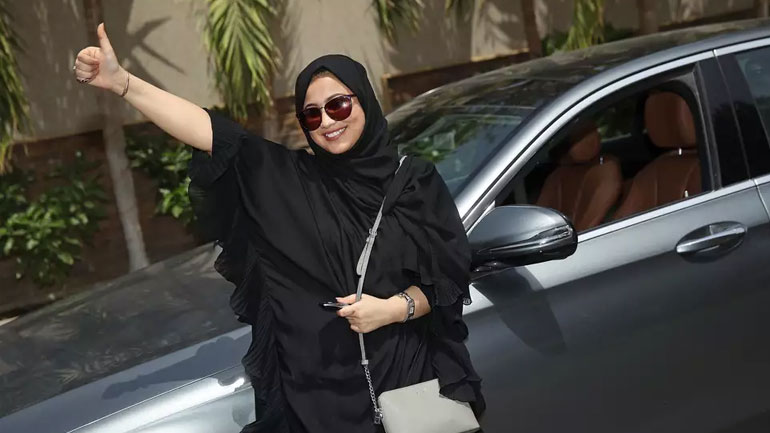 Σαουδική Αραβία: Έπιασαν τιμόνι οι γυναίκες – Συγκινημένες βγήκαν στους δρόμους του Ριάντ