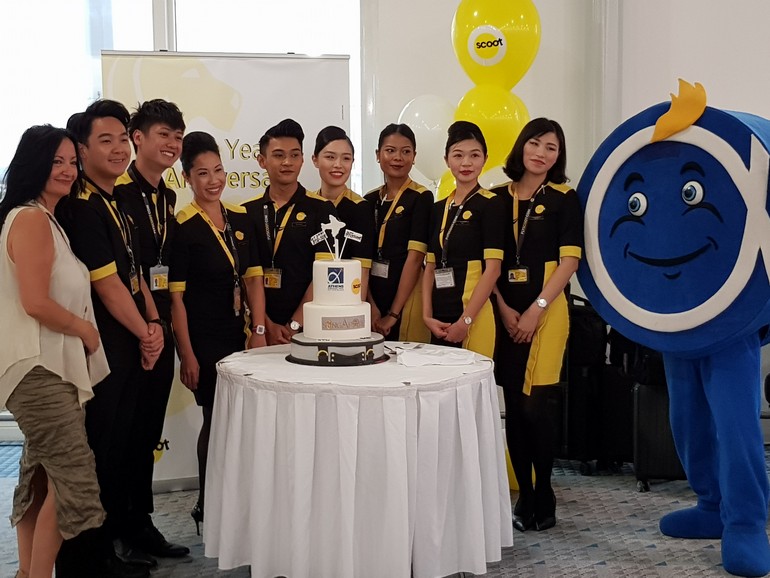 Flying crew της Scoot φωτογραφίζονται με τη διευθύντρια επικοινωνίας του 'Ελευθέριος Βενιζέλος' Ιωάννα Παπαδοπούλου