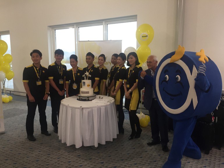 Ο director της εταιρείας Τάκης Δημητρίου με το προσωπικό της επόμενης πτήσης!