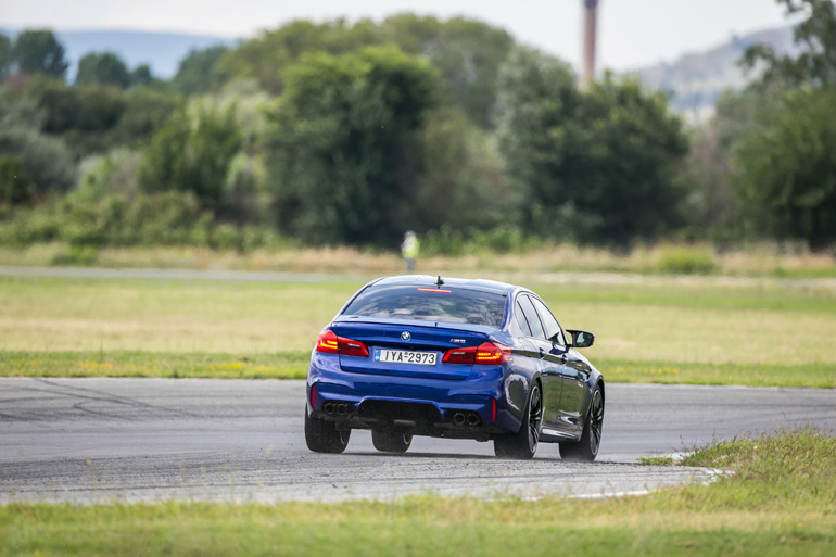 Και να θες να βγεις εκτός πίστας, δε... θέλει αυτή!