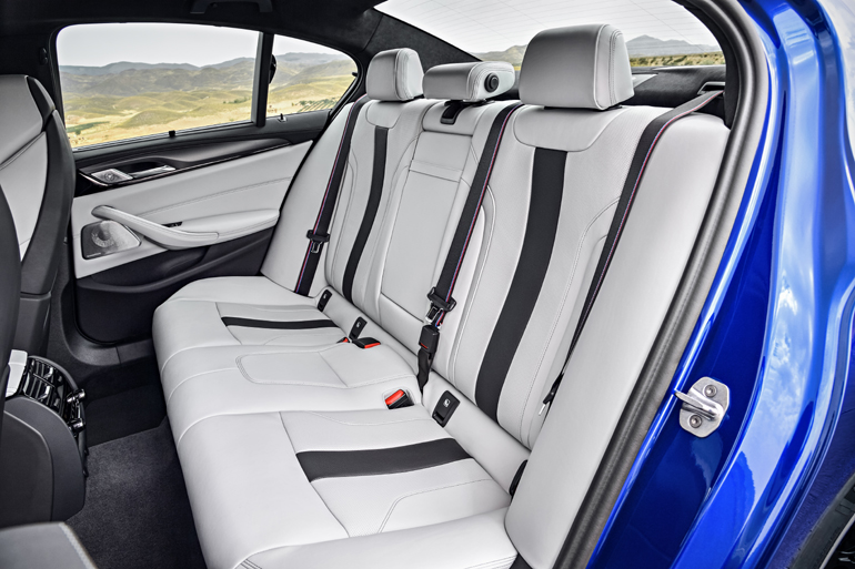 Στην πίσω σειρά μπορούν να καθίσουν αναπαυτικά τρεις επιβάτες