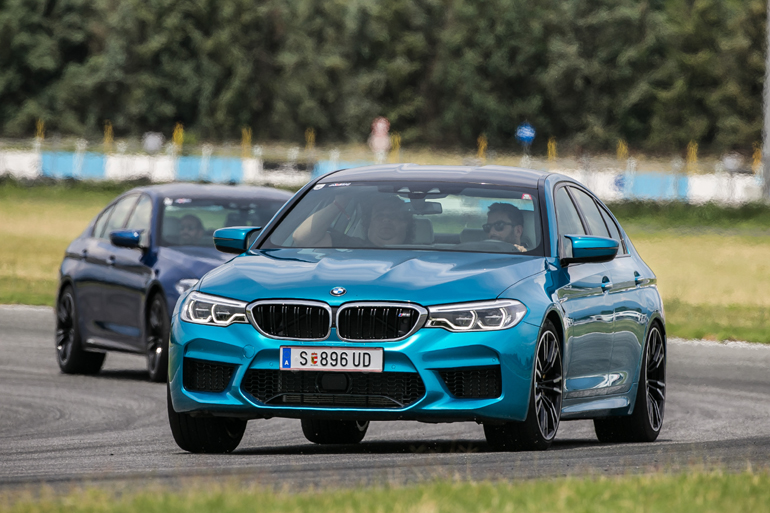 Πατάς το γκάζι, φρενάρεις με βία, στρίβεις και αυτή σ' ακούει χωρίς να διαμαρτύρεται...