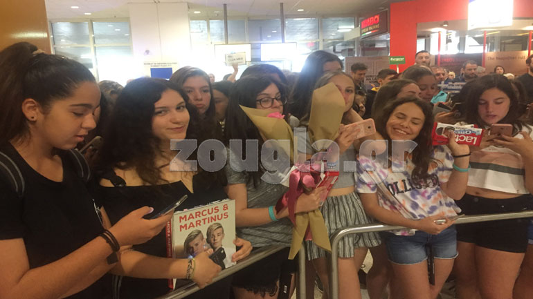 Ντελίριο ενθουσιασμού από μαθήτριες στο αεροδρόμιο για την άφιξη των «Marcus and Martinus» Ντελίριο ενθουσιασμού από μαθήτριες στο αεροδρόμιο για την άφιξη των «Marcus and Martinus»