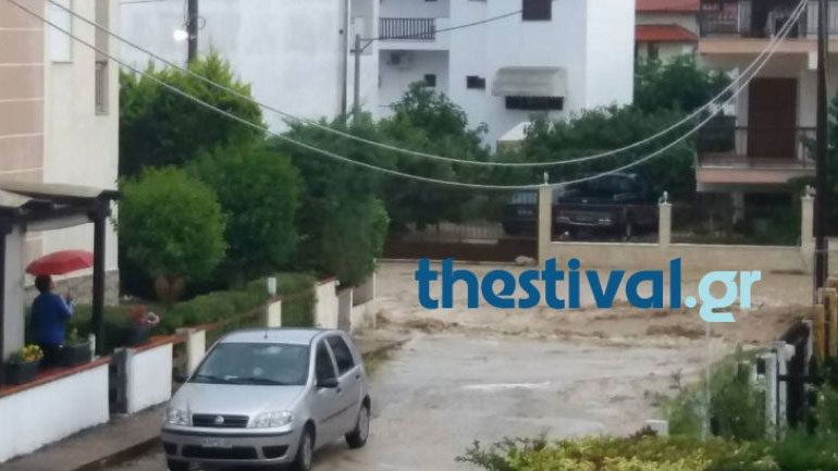 Χαλκιδική: Ποτάμι ο κεντρικός δρόμος της Νικήτης