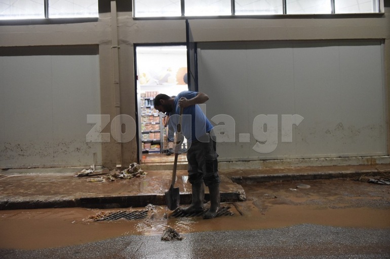 Οι κάτοικοι προσπαθούν να σώσουν τις περιουσίες τους με όποιο μέσο διαθέτουν