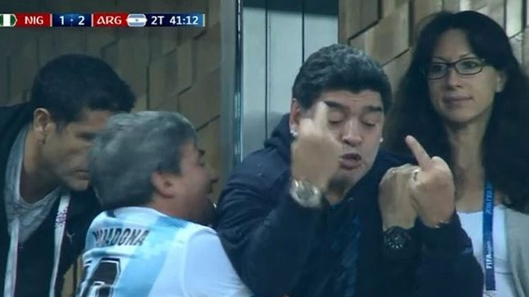 Ο Μαραντόνα ξεσάλωσε μετά το νικητήριο γκολ της Αργεντινής και έδειξε τα… μεσαία του δάχτυλα