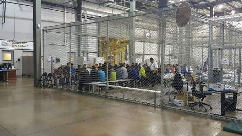 ΗΠΑ: Δικαστής απαγορεύει τον διαχωρισμό των οικογενειών παράτυπων μεταναστών ΗΠΑ: Δικαστής απαγορεύει τον διαχωρισμό των οικογενειών παράτυπων μεταναστών