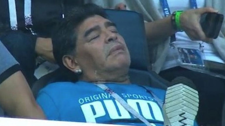 Υποβασταζόμενος αποχώρησε από την εξέδρα ο Μαραντόνα