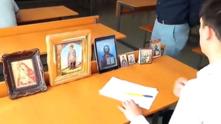 Πήγε να δώσει εξετάσεις και έβαλε 7 εικόνες πάνω στο θρανίο του…