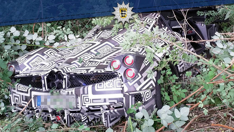 Στα χωράφια κατέληξε μία πανάκριβη Pagani! Στα χωράφια κατέληξε μία πανάκριβη Pagani!