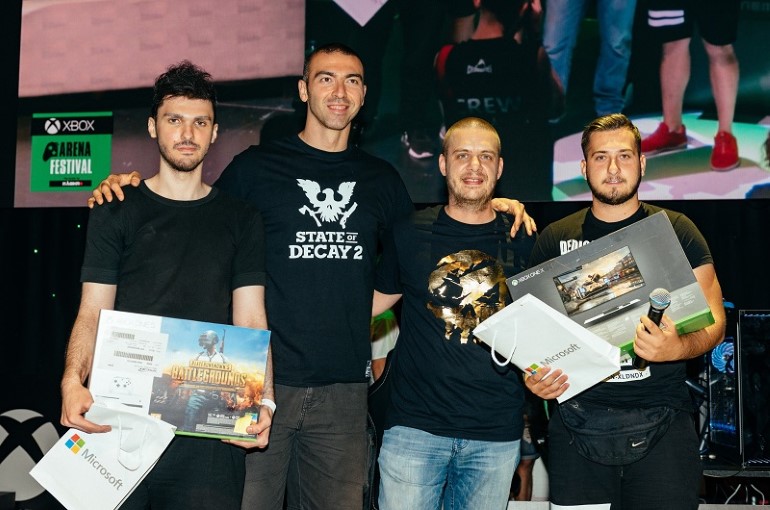 Ο ασημένιος Ολυμπιονίκης στο Τάε Κβον Ντο, Αλέξανδρος Νικολαΐδης, και ο Xbox Category Manager της Microsoft Ελλάδος, Κύπρου & Μάλτας, Γιώργος Βαζαίος με τους φιναλίστ του Pro Evolution Soccer 2018, στο Xbox Arena Festival powered by Πλαίσιο, που έγινε στις 23 και 24 Ιουνίου στο Gazi Music Hall.