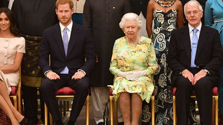 To σταυροπόδι της Meghan Markle δίπλα στη βασίλισσα που σχολιάστηκε αρνητικά!