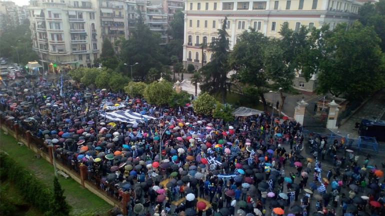 Υπό βροχή η συγκέντρωση για τη Μακεδονία στη Θεσσαλονίκη