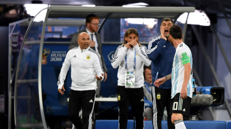 Σαμπάολι σε Μέσι: «Να βάλω τον Κουν;»