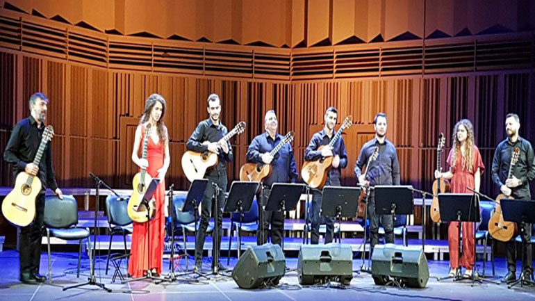 Το Nikea Guitar Ensemble με Τίτο Πατρίκιο στη Μάντρα Μπλόκου Κοκκινιάς