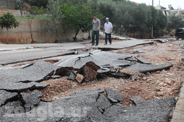Κατεστραμμένοι δρόμοι σε Μάνδρα και Μαγούλα