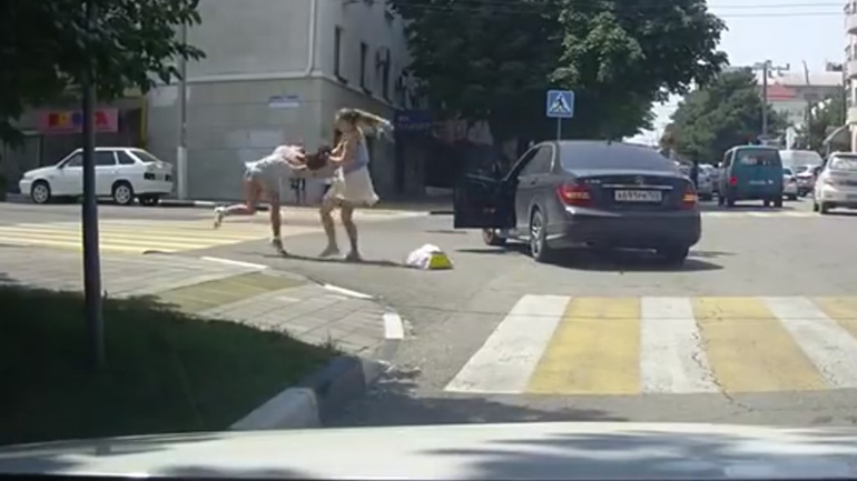 Επεισοδιακός καβγάς δύο γυναικών στον δρόμο