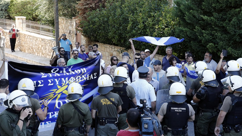 Παιανία: Διαμαρτυρία για τη συμφωνία με τα Σκόπια σε εκδήλωση του ΣΥΡΙΖΑ