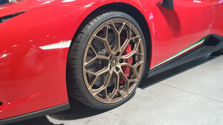 Ελαστικά διαστάσεων εμπρός 245/30 R20 και πίσω 305/30 R20