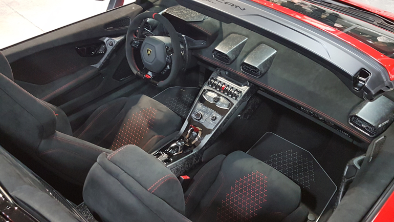 Δέρμα alcantara και ανθρακονήματα καλύπτουν το εσωτερικό του ιταλικού super car