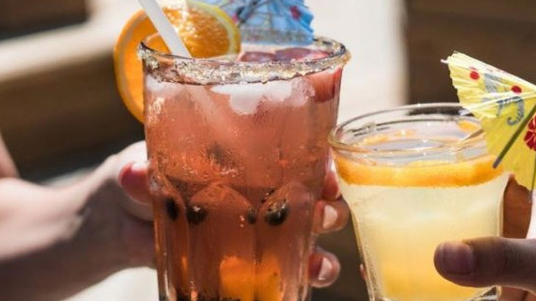 Όσοι πίνουν λίγο αλκοόλ έχουν μικρότερο κίνδυνο εμφάνισης καρκίνου