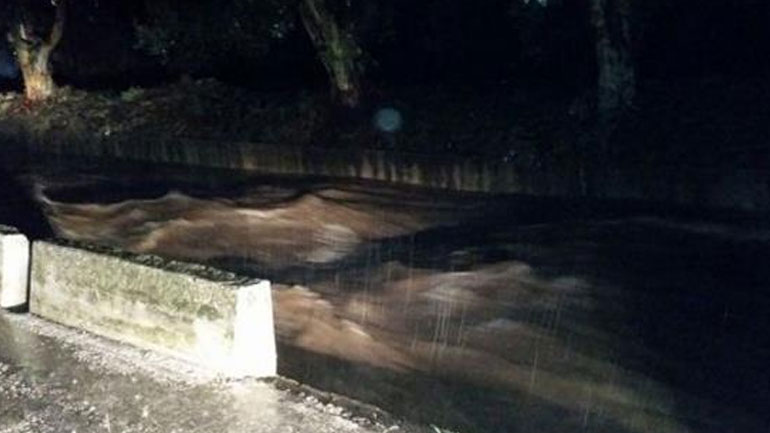 Θεσσαλονίκη: Έσπασε φράγμα τη νύχτα – Μεγάλη επιχείρηση για τη διάσωση ατόμων