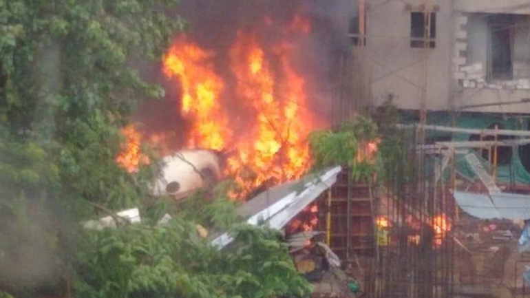 Μουμπάι: Πέντε νεκροί από πτώση αεροσκάφους σε πολυκατοικία