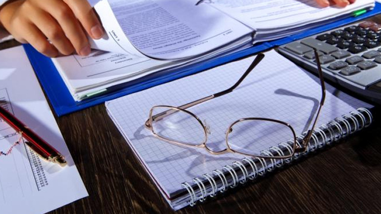 «Fast track» αδειοδότηση για τη βιομηχανία