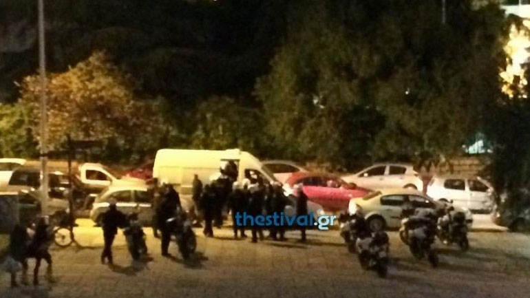 Οπαδοί του ΠΑΟΚ επιτέθηκαν σε αντιεξουσιαστές στην πλατεία Ροτόντας