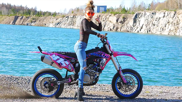 Supermotard και Stunt riding με …άρωμα γυναίκας