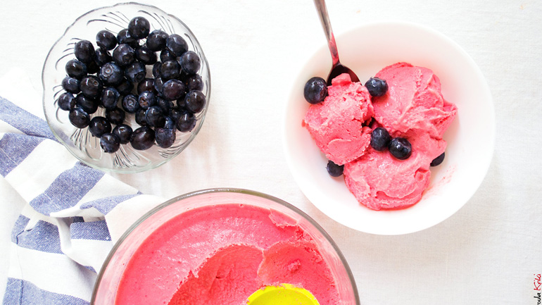 Σπιτικό παγωμένο γιαούρτι χωρίς ζάχαρη