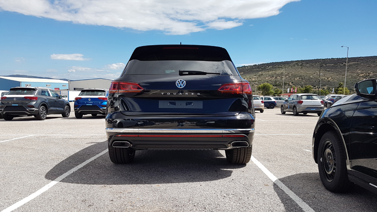 Θυμίζει και λίγο Porsche...