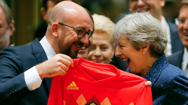 Φανέλα του Βελγίου χάρισε ο Σαρλ Μισέλ στην Τερέζα Μέι