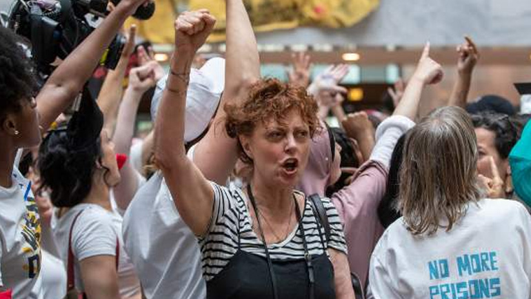 Συνελήφθη η Σούζαν Σάραντον σε διαδήλωση κατά του Τραμπ