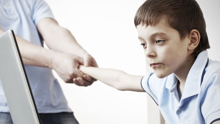 Απειλή για τους εφήβους η υπερβολική προσκόλληση στo διαδίκτυο