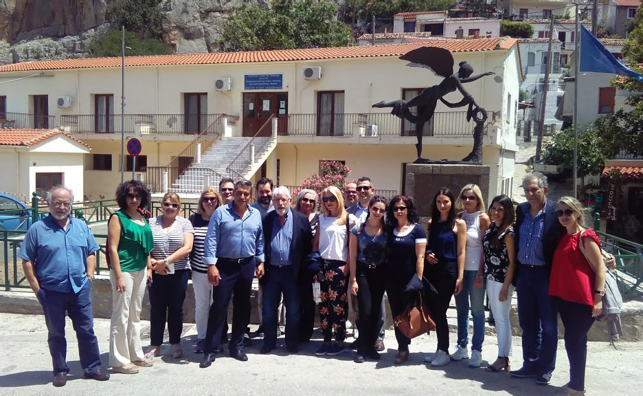 Ο πρόεδρος του Ομίλου Ιατρικού Αθηνών με την Ομάδα εθελοντών