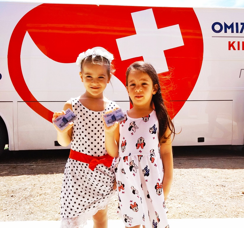 Παιδιά της Σαμοθράκης με τις κάρτες υγείας του Ομίλου στο χέρι