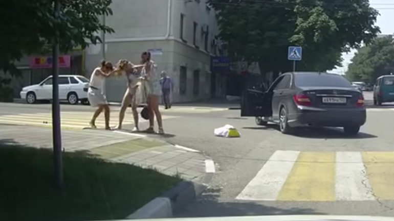 Τρεις γυναίκες μαλλιοτραβιούνται στο δρόμο…