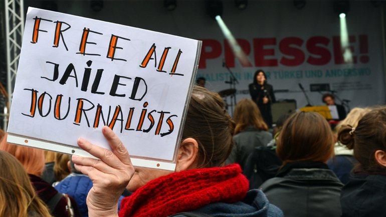 Επικίνδυνες μέρες για δημοσιογράφους