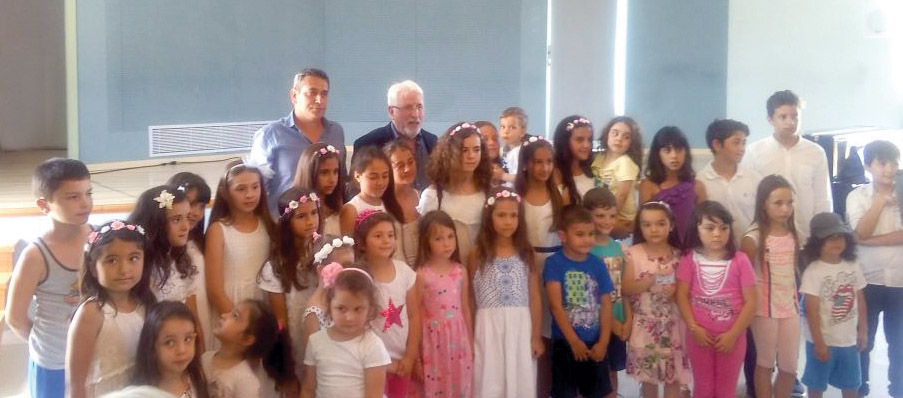 Ο Δρ Γεώργιος Αποστολόπουλος με τον αντιδήμαρχο Σαμοθράκης και ομάδα παιδιών του νησιού