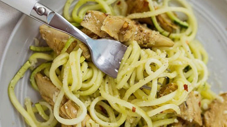 Ζυμαρικά με λεμόνι, κολοκυθάκια και ψητές αγκινάρες