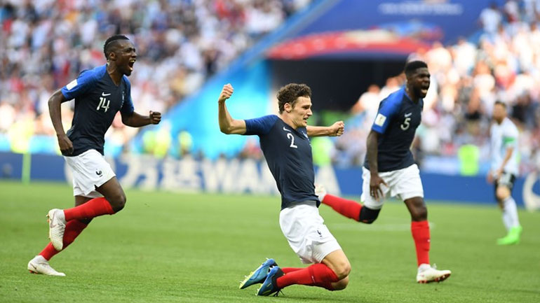 Ο Παβάρντ μετά το εκπληκτικό γκολ του με το οποίο ισοφάρισε σε 2-2