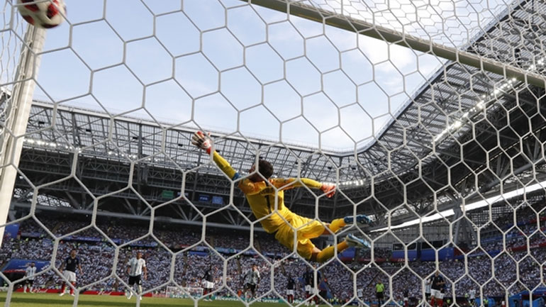 Oύτε πρόλαβε να δει την μπάλα ο Γιορίς από τον 'κεραυνό' του Ντι Μαρία