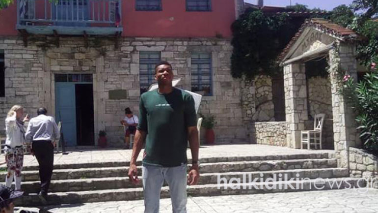 Στη Χαλκιδική βρέθηκε ο Αντετοκούνμπο για την καμπάνια του ΕΟΤ