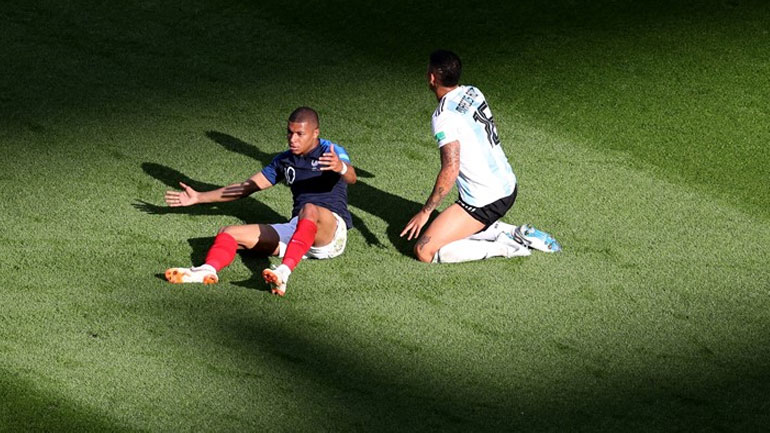 Ο Εμπαπέ μόλις έχει κερδίσει το πέναλτι