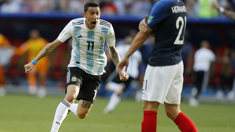 O Nτι Μαρία πανηγυρίζει έξαλλα το εξαιρετικό γκολ του